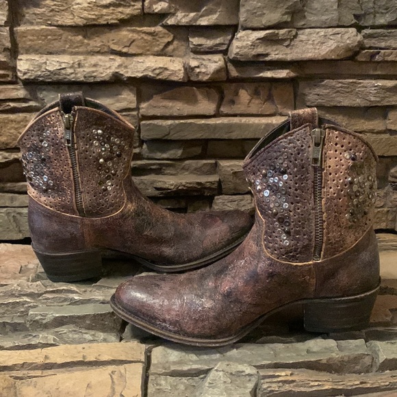 ✨👢✨SIZE 7 | Frye 'Deborah' Studded Boots Western Distressed Leather MSRP $598 - Picture 7 of 16